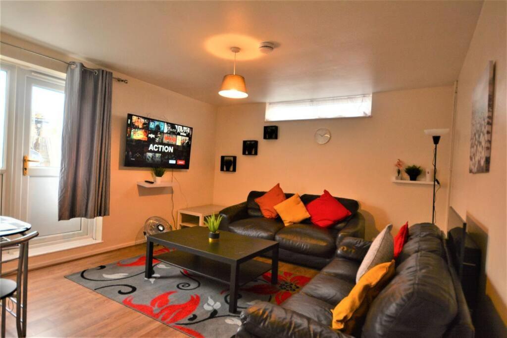 Spacious 2Bedroom Condo With Patio By Excel Centre Londres Extérieur photo