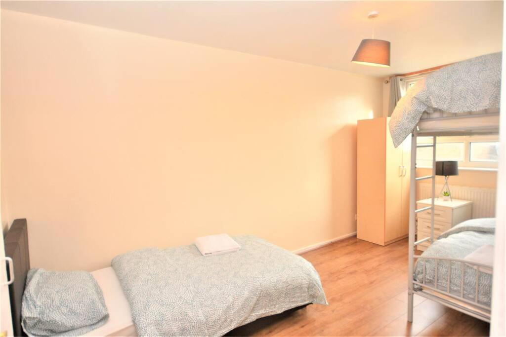 Spacious 2Bedroom Condo With Patio By Excel Centre Londres Extérieur photo