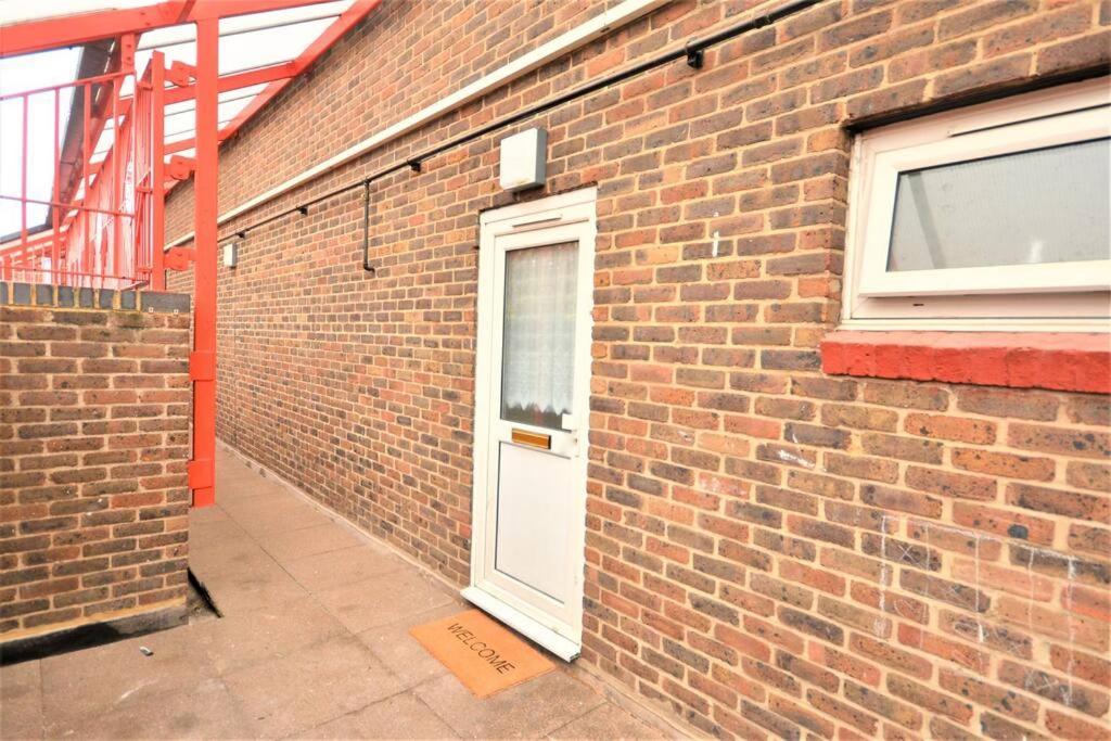 Spacious 2Bedroom Condo With Patio By Excel Centre Londres Extérieur photo
