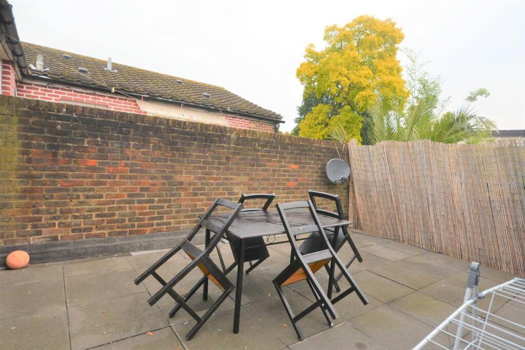 Spacious 2Bedroom Condo With Patio By Excel Centre Londres Extérieur photo