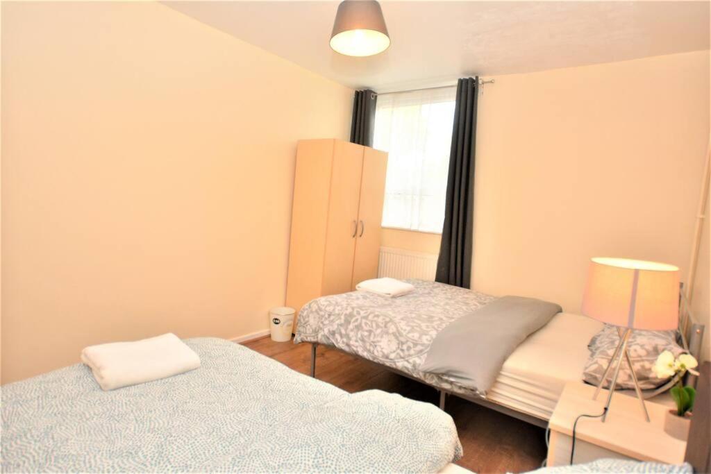 Spacious 2Bedroom Condo With Patio By Excel Centre Londres Extérieur photo
