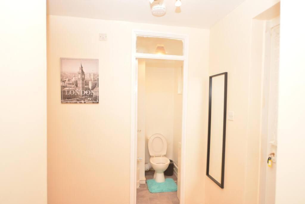Spacious 2Bedroom Condo With Patio By Excel Centre Londres Extérieur photo