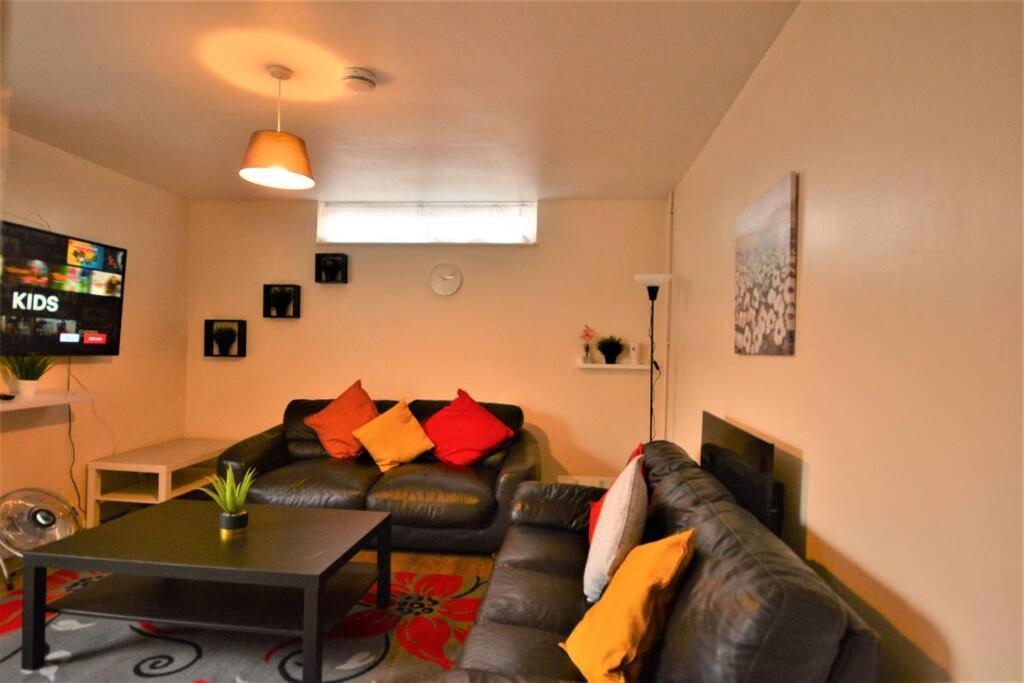 Spacious 2Bedroom Condo With Patio By Excel Centre Londres Extérieur photo