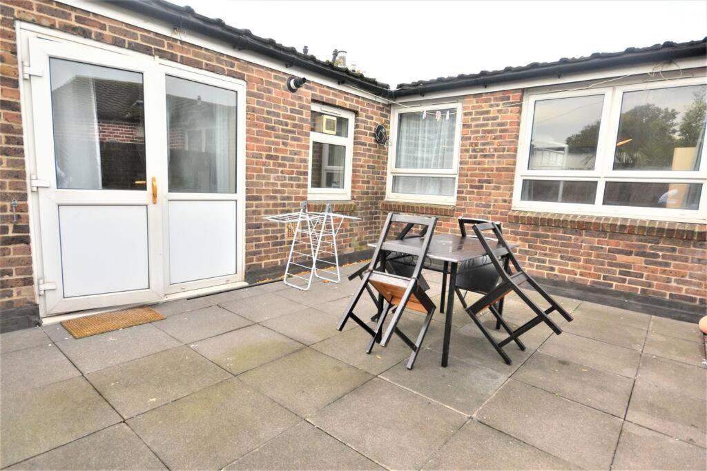 Spacious 2Bedroom Condo With Patio By Excel Centre Londres Extérieur photo